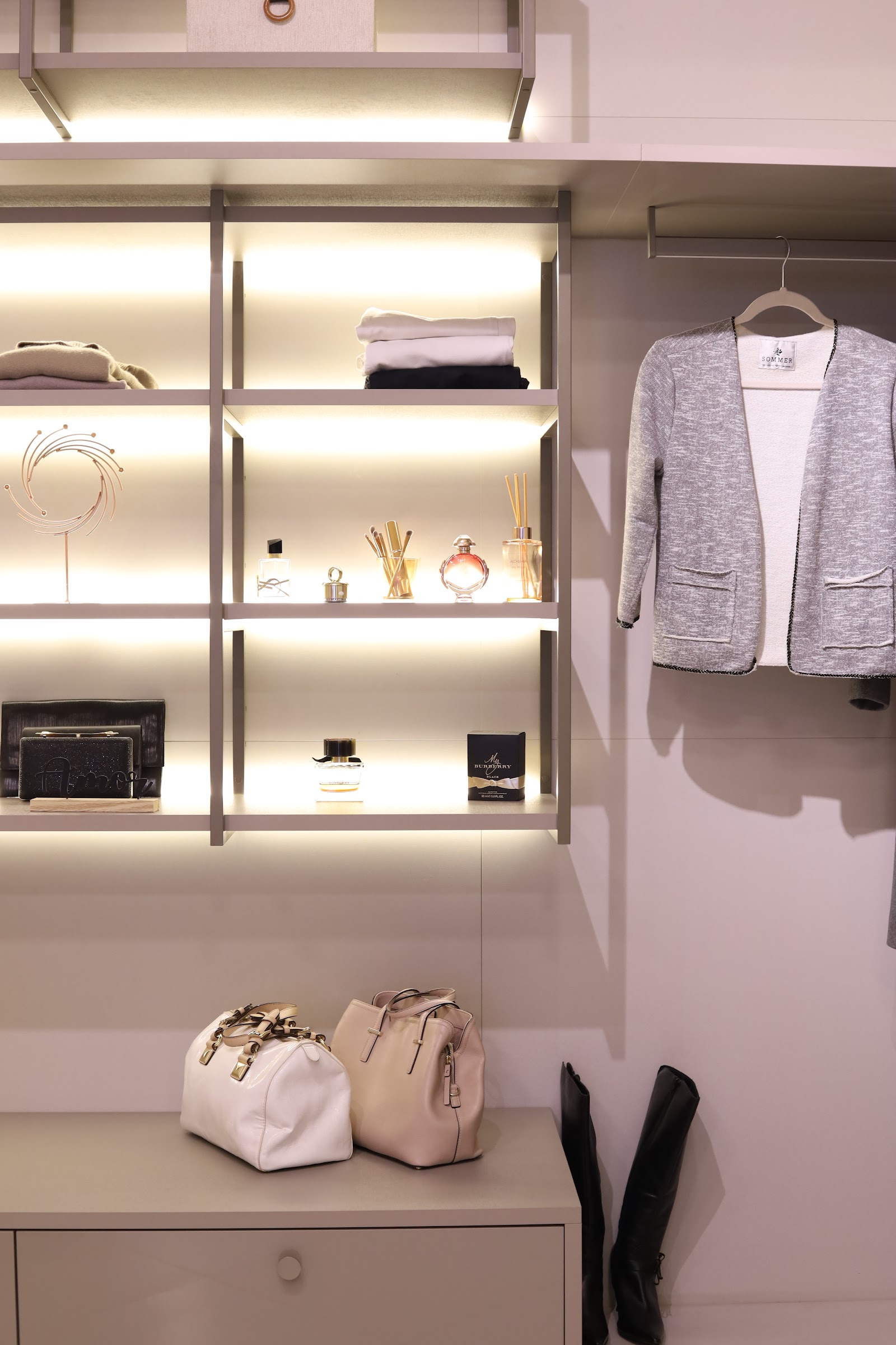 Closet planejado iluminado