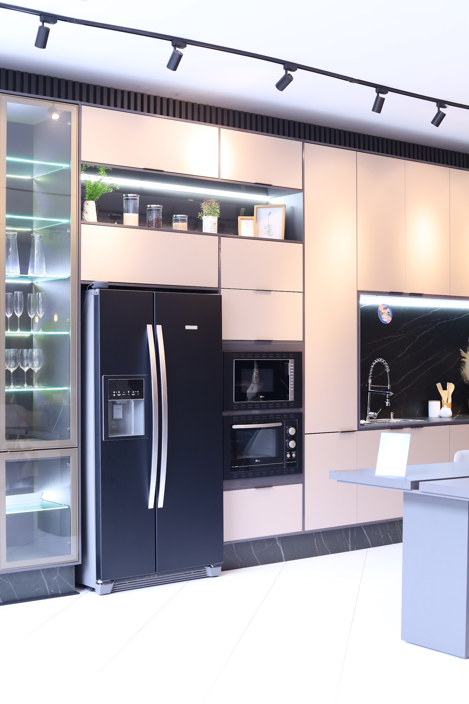 Cozinha planejada Maison Ettuali com ilha e acabamento premium