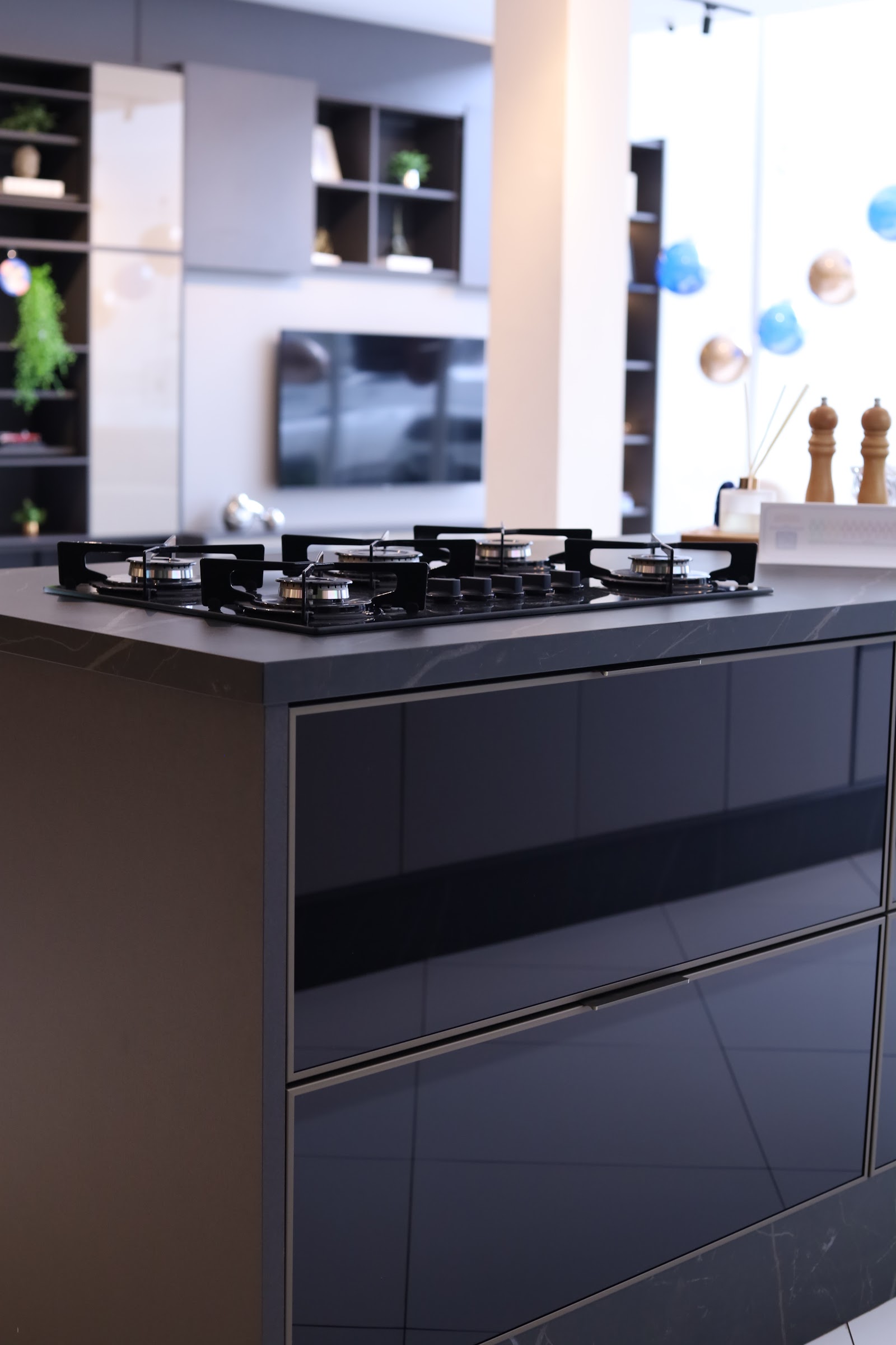 Cozinha com ilha em porcelanato