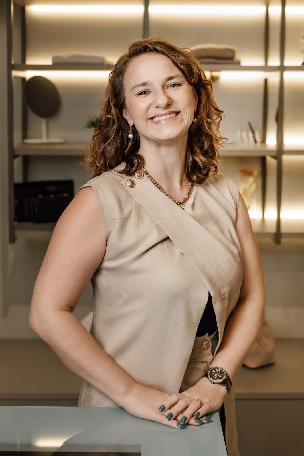 Especialista da Maison Ettuali no showroom da loja